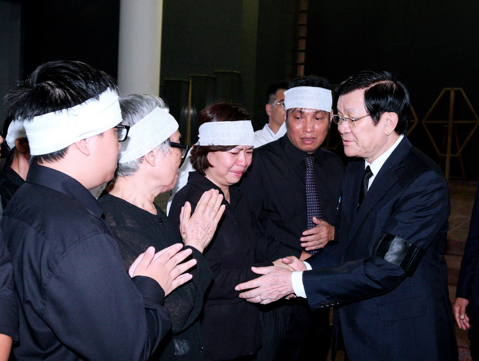  Chủ tịch nước Trương Tấn Sang chia buồn với gia quyến Nhà báo Nguyễn Hữu Thọ. (Ảnh: Thống Nhất/TTXVN)