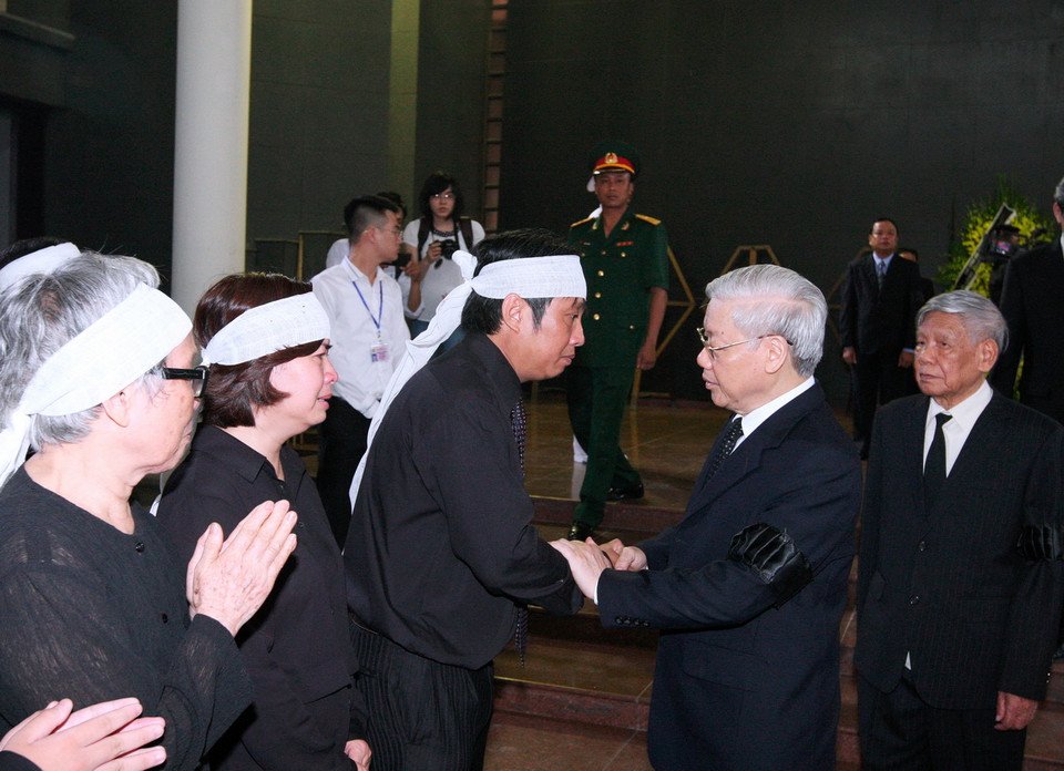 Tổng Bí thư Nguyễn Phú Trọng chia buồn với gia quyến Nhà báo Nguyễn Hữu Thọ. (Ảnh: Thống Nhất/TTXVN)