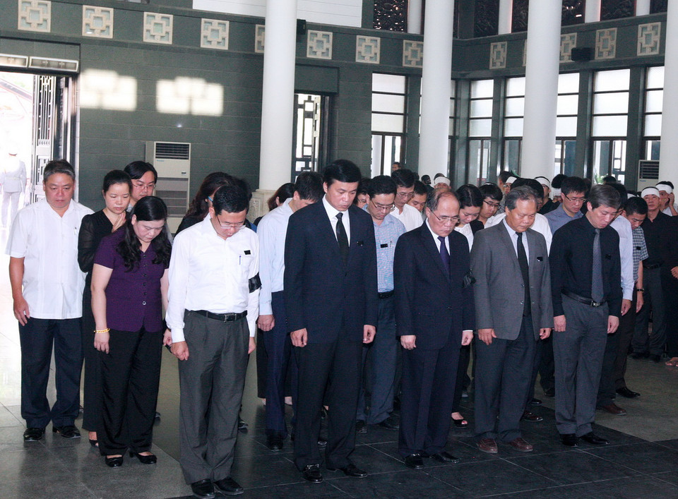 Đoàn Ủy ban Thường vụ Quốc hội do đồng chí Nguyễn Sinh Hùng, Ủy viên Bộ Chính trị, Chủ tịch Quốc hội viếng Nhà báo Nguyễn Hữu Thọ. (Ảnh: Thống Nhất/TTXVN)