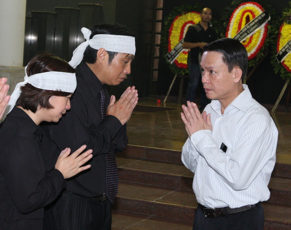Ông Nguyễn Đức Lợi, Bí thư Đảng ủy, Tổng giám đốc Thông tấn xã Việt Nam chia buồn với gia quyến Nhà báo Nguyễn Hữu Thọ. (Ảnh: Thống Nhất/TTXVN)