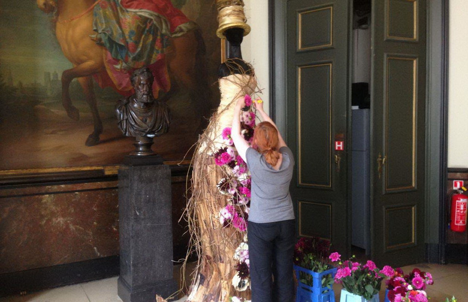 Tác phẩm người mẫu mặc váy phủ hoa thược dược. (Ảnh: Hương Giang/Vietnam+)