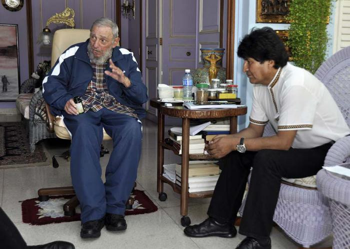 Lãnh tụ Cuba Fidel Castro trò chuyện thân mật cùng những "người bạn" đến từ Venezuela và Bolivia. (Nguồn: granma.cu)
