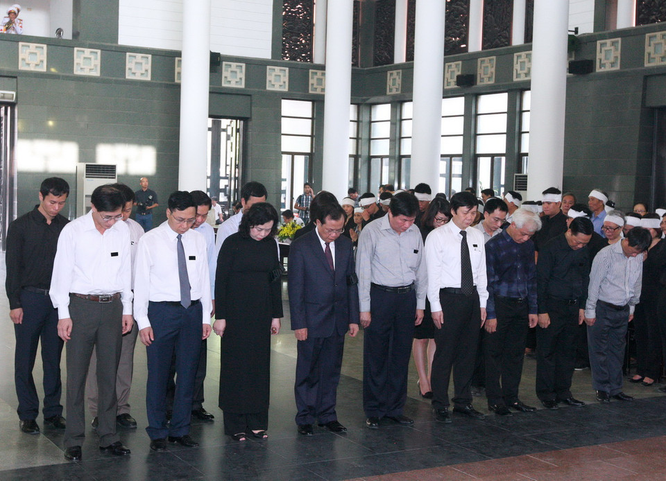  Đoàn Thành ủy, HĐND, UBND, Ủy ban Mặt trận Tổ quốc Thành phố Hà Nội do ông Phạm Quang Nghị, Ủy viên Bộ Chính trị, Bí thư Thành ủy dẫn đầu viếng Nhà báo Nguyễn Hữu Thọ. (Ảnh: Thống Nhất/TTXVN)