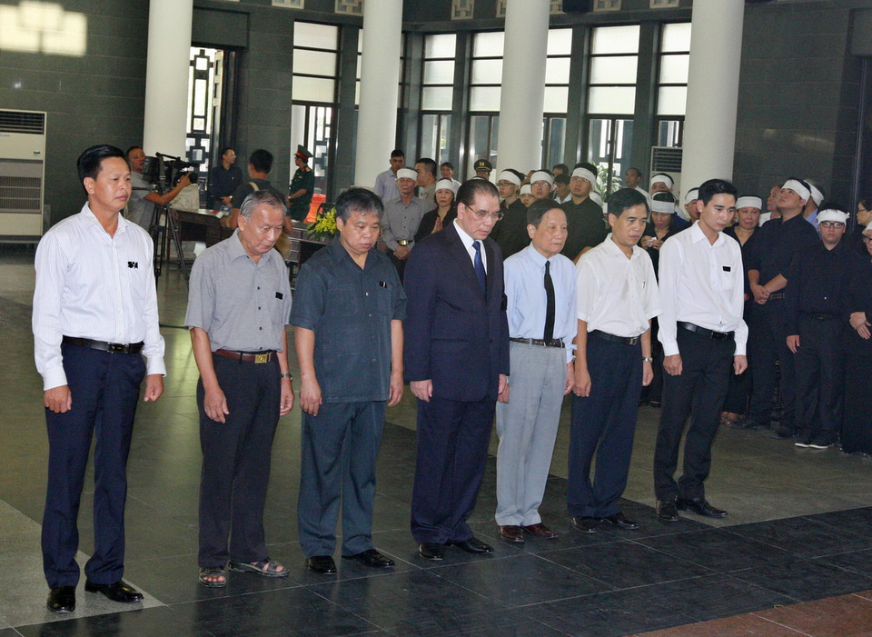 Nguyên Tổng Bí thư Nông Đức Mạnh viếng Nhà báo Nguyễn Hữu Thọ. (Ảnh: Thống Nhất/TTXVN)