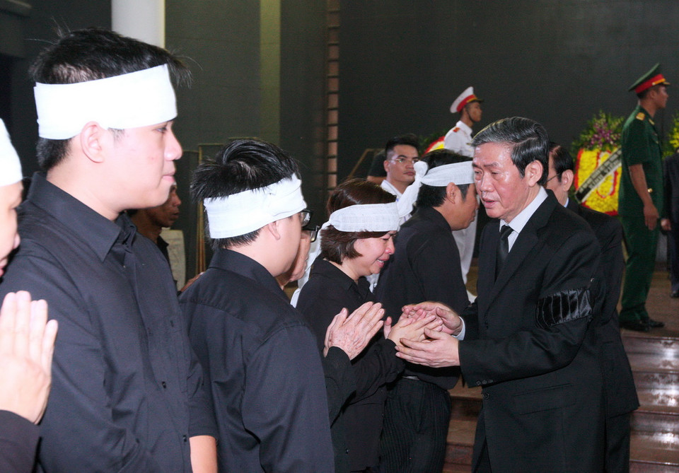 Ông Đinh Thế Huynh, Ủy viên Bộ Chính trị, Bí thư Trung ương Đảng, Trưởng Ban Tuyên giáo Trung ương chia buồn với gia quyến Nhà báo Nguyễn Hữu Thọ. (Ảnh: Thống Nhất/TTXVN) 