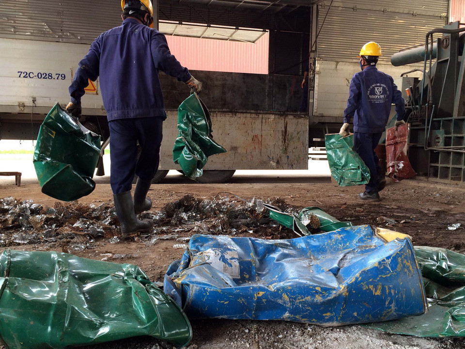  Lực lượng chức năng vận chuyển số thùng phuy còn lại đưa đi xử lý chất độc hại. (Ảnh: Đoàn Mạnh Dương /TTXVN)