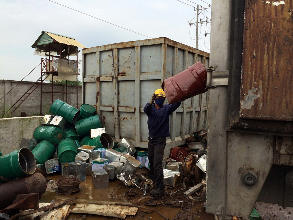 Số thùng phuy sắt phế liệu chưa qua xử lý vừa bị phát hiện. (Ảnh: Đoàn Mạnh Dương /TTXVN)