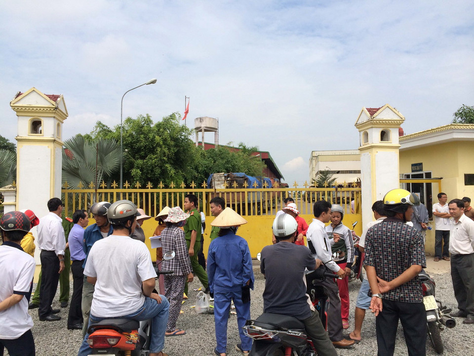 Người dân tập trung trước cổng nhà máy thép Đồng Tiến Nhật-Việt yêu cầu đối thoại. (Ảnh: Đoàn Mạnh Dương /TTXVN)