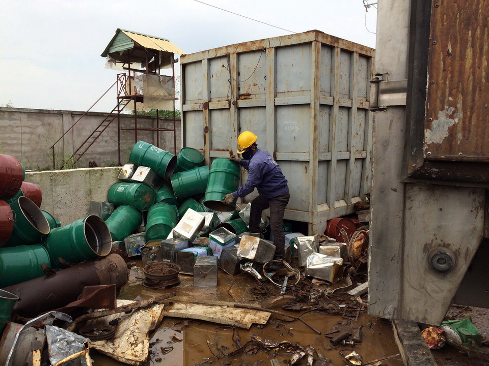 Số thùng phuy sắt phế liệu chưa qua xử lý vừa bị phát hiện. (Ảnh: Đoàn Mạnh Dương /TTXVN)