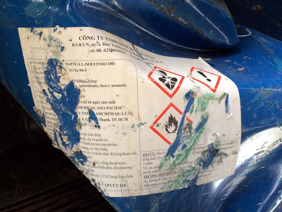 Tem dán ghi tên các loại hóa chất chứa trong thùng phuy. (Ảnh: Đoàn Mạnh Dương /TTXVN)