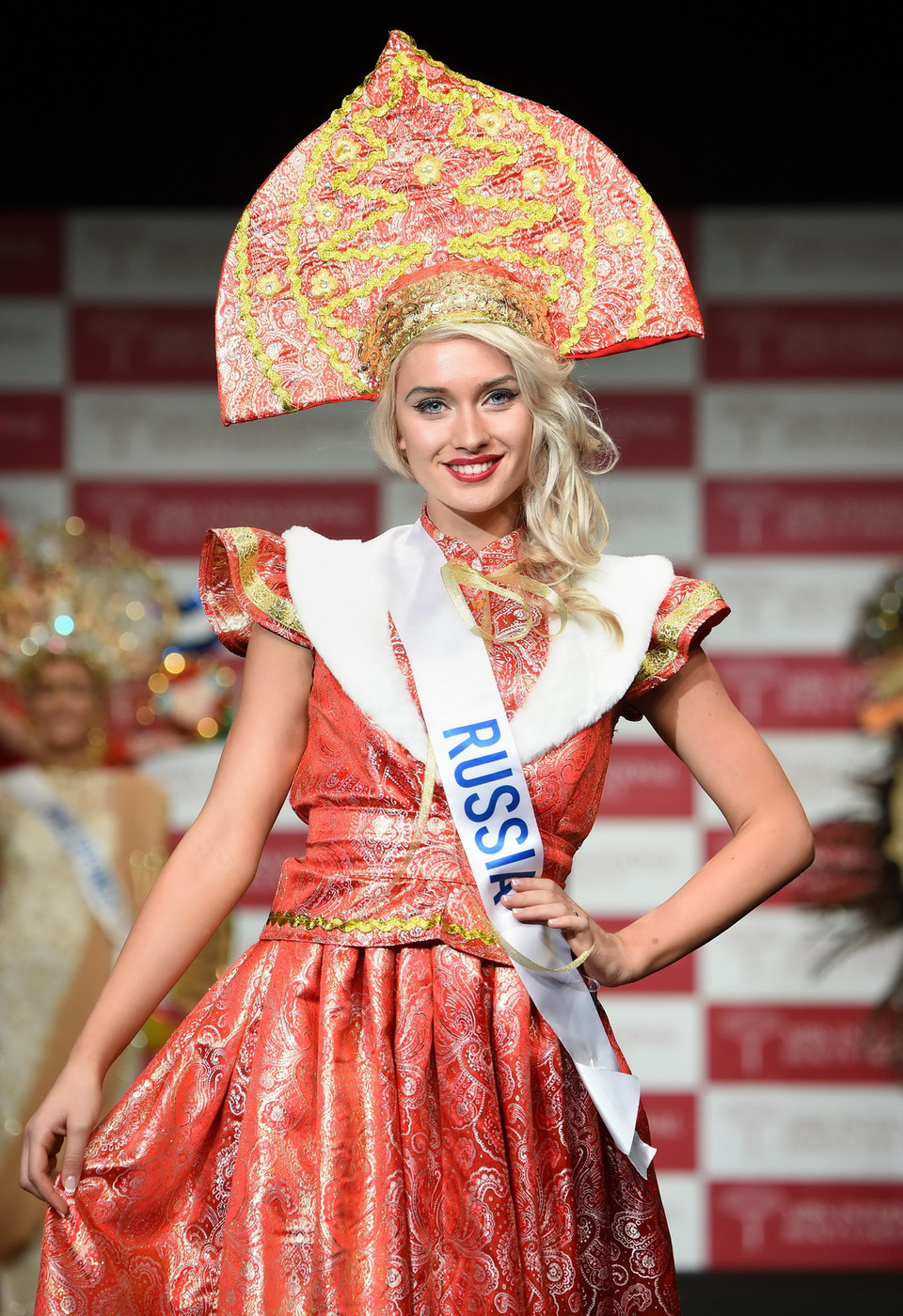 Hoa hậu Nga trong trang phục truyền thống tại vòng chung kết cuộc thi Hoa hậu thế giới 2014, ngày 4/11. (Ảnh: AFP/TTXVN)