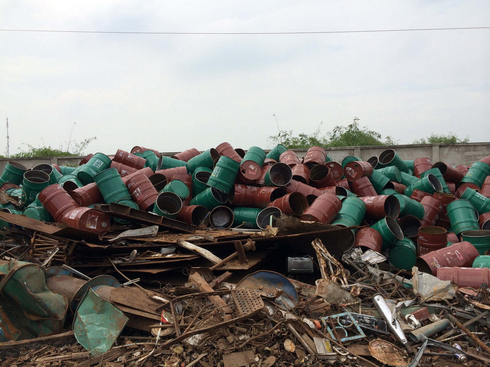 Số thùng phuy sắt phế liệu chưa qua xử lý vừa bị phát hiện. (Ảnh: Đoàn Mạnh Dương /TTXVN)