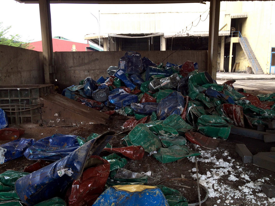  Thùng phuy sắt chưa qua xử lý để trong kho chờ ép thành bánh. (Ảnh: Đoàn Mạnh Dương /TTXVN)