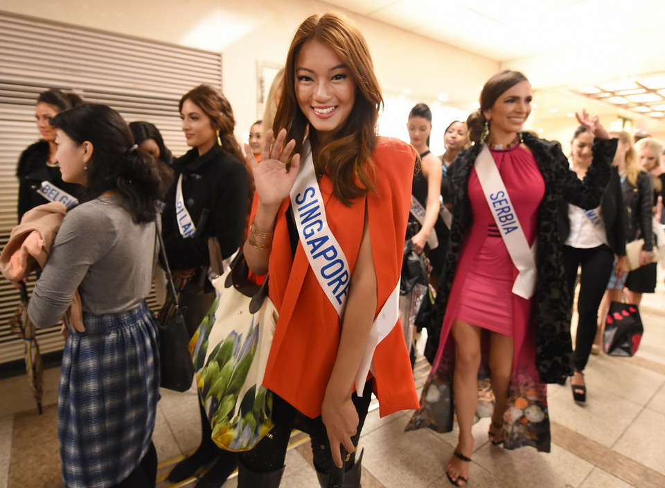  Hoa hậu các nước tại thủ đô Tokyo ngày 1/11. (Ảnh: AFP/TTXVN)