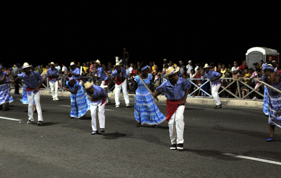 Các vũ công tái hiện hình ảnh những người nông dân lao động trên đồng mía. (Ảnh: Lê Hà/TTXVN)