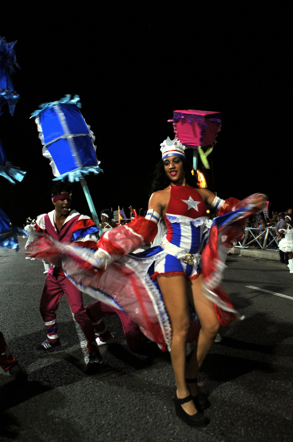 Nữ vũ công trong trang phục mang mầu sắc quốc kỳ Cuba. (Ảnh: Lê Hà/TTXVN)