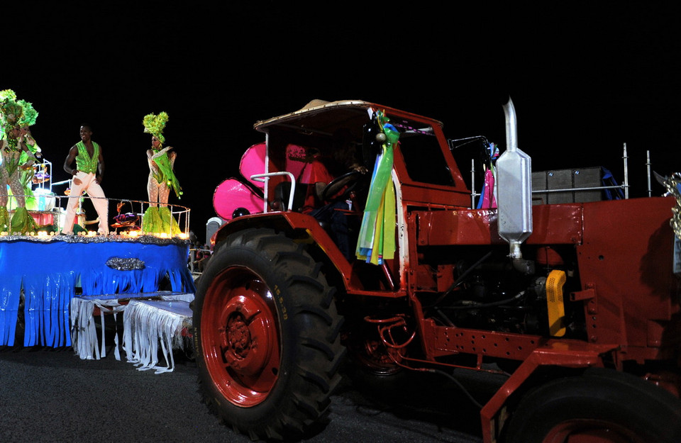 Dùng đầu máy kéo trong lễ diễu hành, một trong những đặc trưng của carnaval Cuba. (Ảnh: Lê Hà/TTXVN)