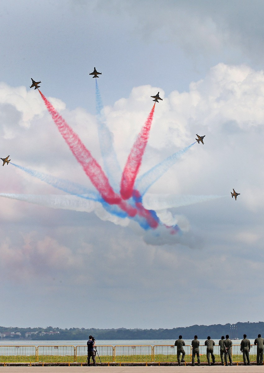 Phần trình diễn của đội bay Đại bàng đen của Hàn Quốc. (Nguồn: asiaone.com)