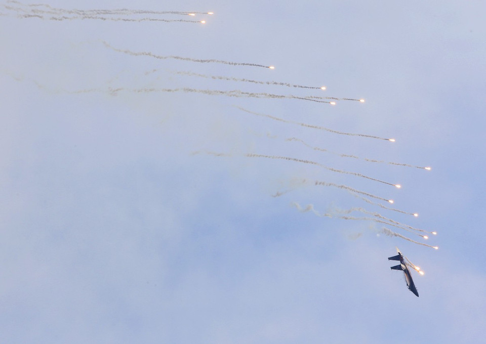 Máy bay F-15 biểu diễn tại triển lãm. (Nguồn: asiaone.com)