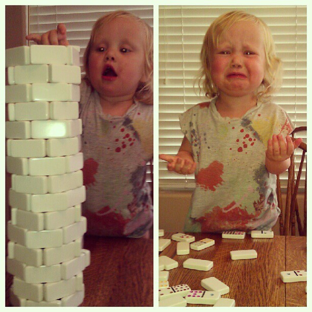 Cô bé bật khóc sau khi làm đổ các quân domino. (Ảnh: fur_pirate)