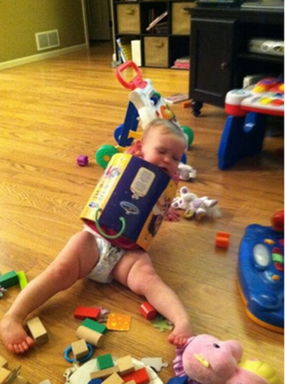 Bé thử áo mới. (Nguồn: Twitter)