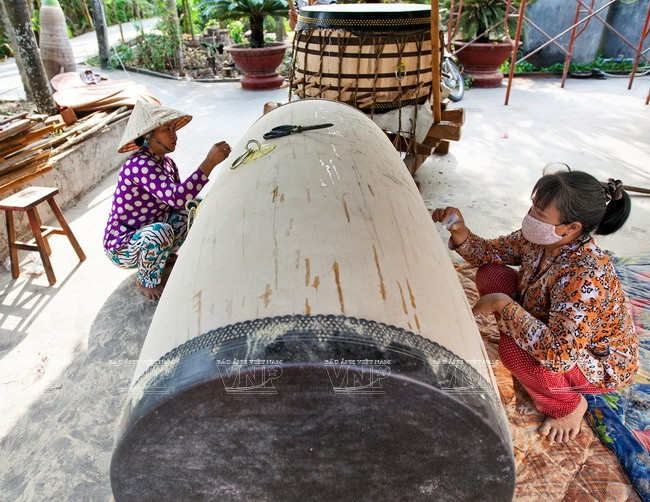 Các công đoạn làm trống hầu hết đều là thủ công và đòi hỏi thật tỉ mỉ, tay nghề cao. (Ảnh: Lê Minh)
