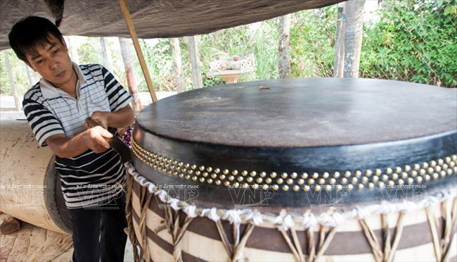 Công đoạn cắt bỏ phần da thừa. (Ảnh: Lê Minh)