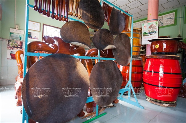 ...Da trâu thường phải phơi khô, xử lý trước khi sử dụng. (Ảnh: Lê Minh)