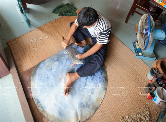 Công đoạn xử lý da trâu làm mặt trống là một trong những khâu rất quan trọng... (Ảnh: Lê Minh)
