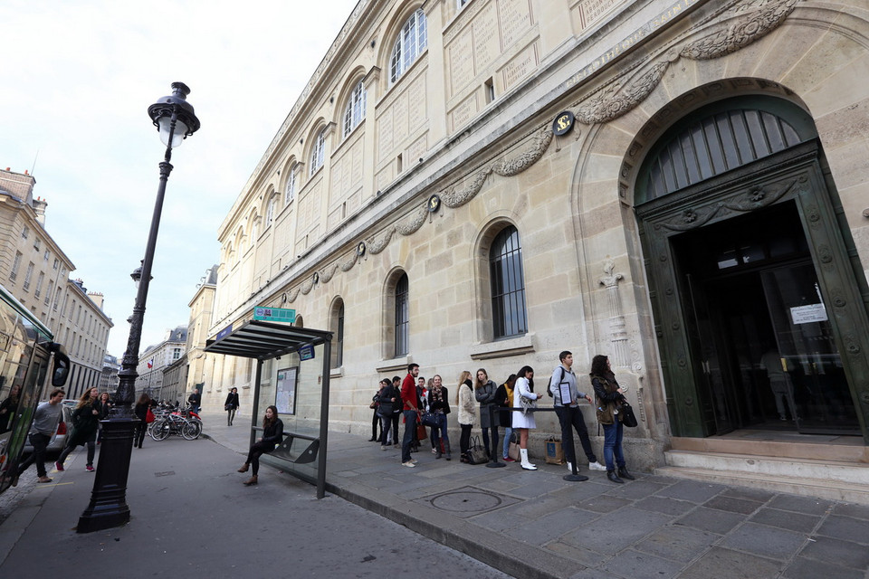 Sinh viên xếp hàng vảo thư viện. (Ảnh: Huy Hùng)