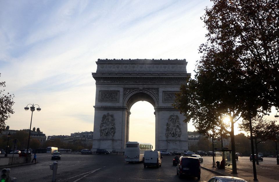 Đây vốn là công trình do Napoléon cho xây dựng vào năm 1806 để vinh danh quân đội, nhưng được chính thức hoàn thành vào năm 1836. (Ảnh: Huy Hùng)