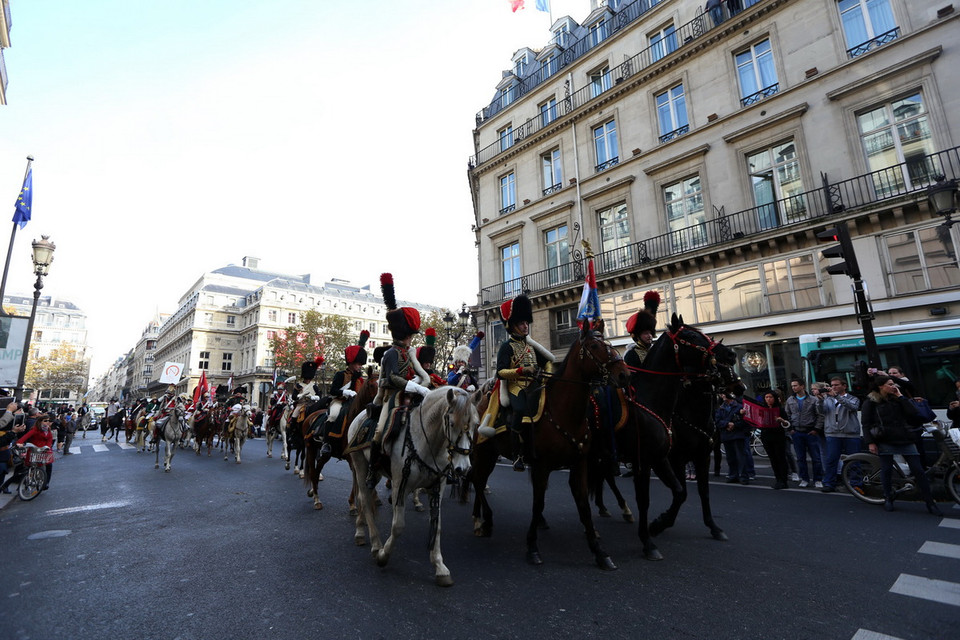Đoàn ngựa diễu hành trên đường phố Paris. (Ảnh: Huy Hùng)