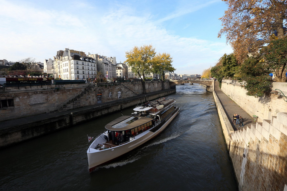 Sông Seine chảy dọc Paris. (Ảnh: Huy Hùng)