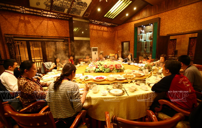 Lẩu Uyên Ương, một trong những văn hóa ẩm thực nổi tiếng nhất Trùng Khánh mà du khách không thể bỏ qua khi ghé thăm thành phố. (Nguồn: Báo ảnh Việt Nam)