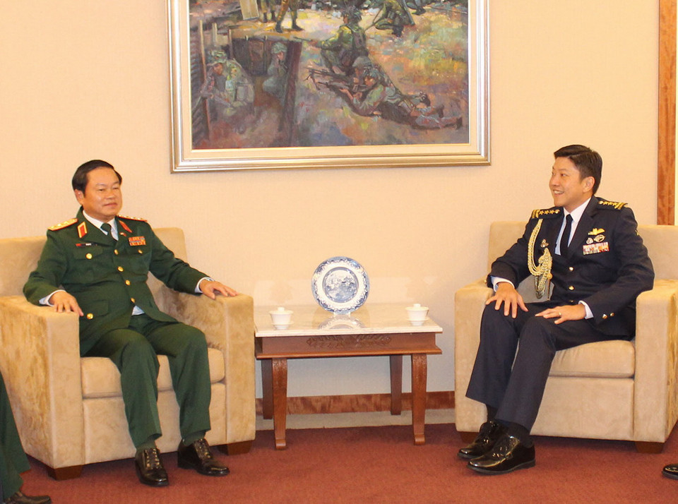 Thứ trưởng Bộ Quốc phòng Việt Nam Đỗ Bá Tỵ với Trung tướng Ng Chee Meng Tư lệnh lực lượng Quốc phòng Singapore tại Trụ sở Bộ Quốc phòng ngày 13/11/2014. (Ảnh: Lê Hải/TTXVN)