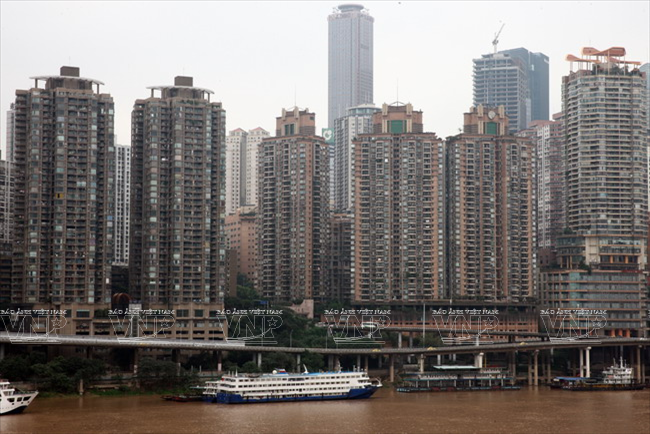 Hàng loạt cao ốc mọc san sát nhau hai bên bờ sông Trường Giang. 