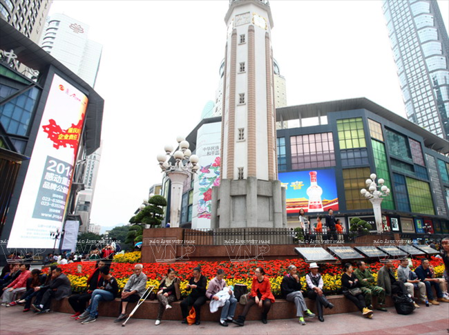 Người dân Trùng Khánh bên Bia Giải Phóng, tấm bia kỷ niệm chiến thắng phát xít Nhật và là một trong những biểu tượng của thành phố.