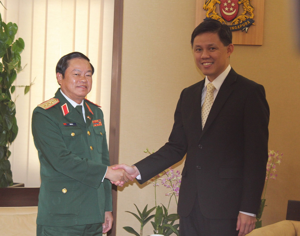 Thượng tướng Đỗ Bá Tỵ, Thứ trưởng Bộ Quốc phòng Việt Nam gặp Bộ trưởng thứ hai Bộ Quốc phòng Singapore Chan Chun Sing ngày 13/11/2014. (Ảnh: Lê Hải/TTXVN)