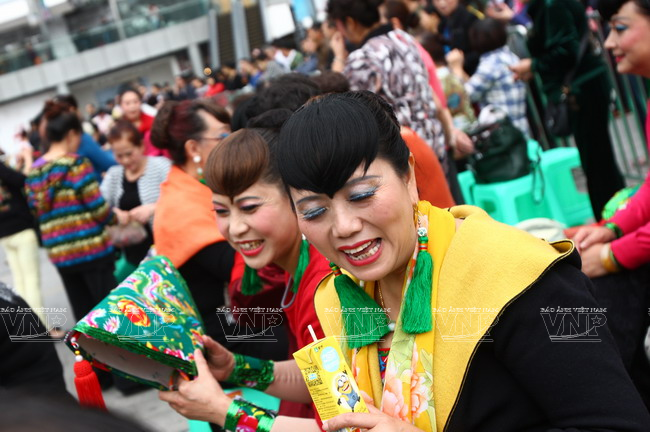 Phụ nữ Trùng Khánh chuẩn bị tham gia cuộc thi múa dành cho lứa tuổi trung niên, một trong những hoạt động sinh hoạt cộng đồng rất được chú trọng ở thành phố này.