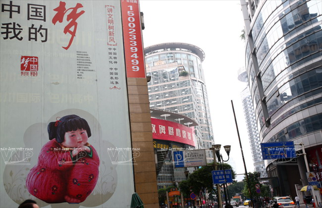 Biểu tượng “Giấc mơ Trung Hoa” xuất hiện nhiều ở các Trung tâm thương mại và khu vực công cộng ở Trùng Khánh. 