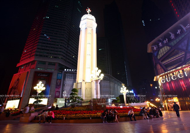 Bia Giải Phóng lung linh trong đêm tọa lạc ngay giữa quảng trường trung tâm. 