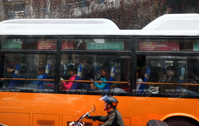 Người dân Trùng Khánh sử dụng xe bus nội đô như một phương tiện đi lại chủ yếu trong thành phố.