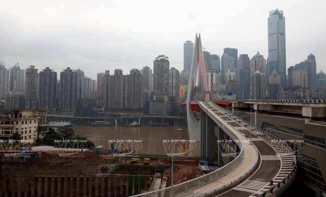 Được mệnh danh là “Thành phố của những cây cầu”, ở trung tâm thành phố hiện có 24 cây cầu kết nối các đô thị hai bên bờ sông Trường Giang. (Nguồn: Báo ảnh Việt Nam). 