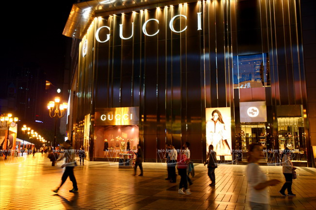 Hàng loạt các thương hiệu lớn của các hãng thời trang xa xỉ trên thế giới bày bán tại các Trung tâm thương mại ở Quảng trường trung tâm. 