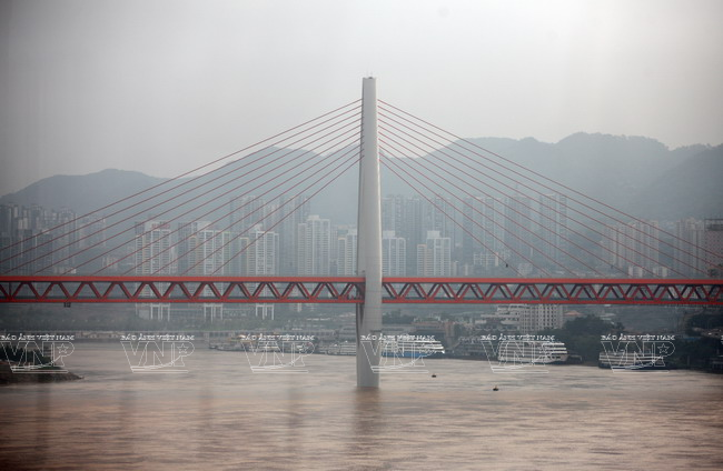 Một cây cầu dây văng mới được xây dựng bắc qua sông Trường Giang. 