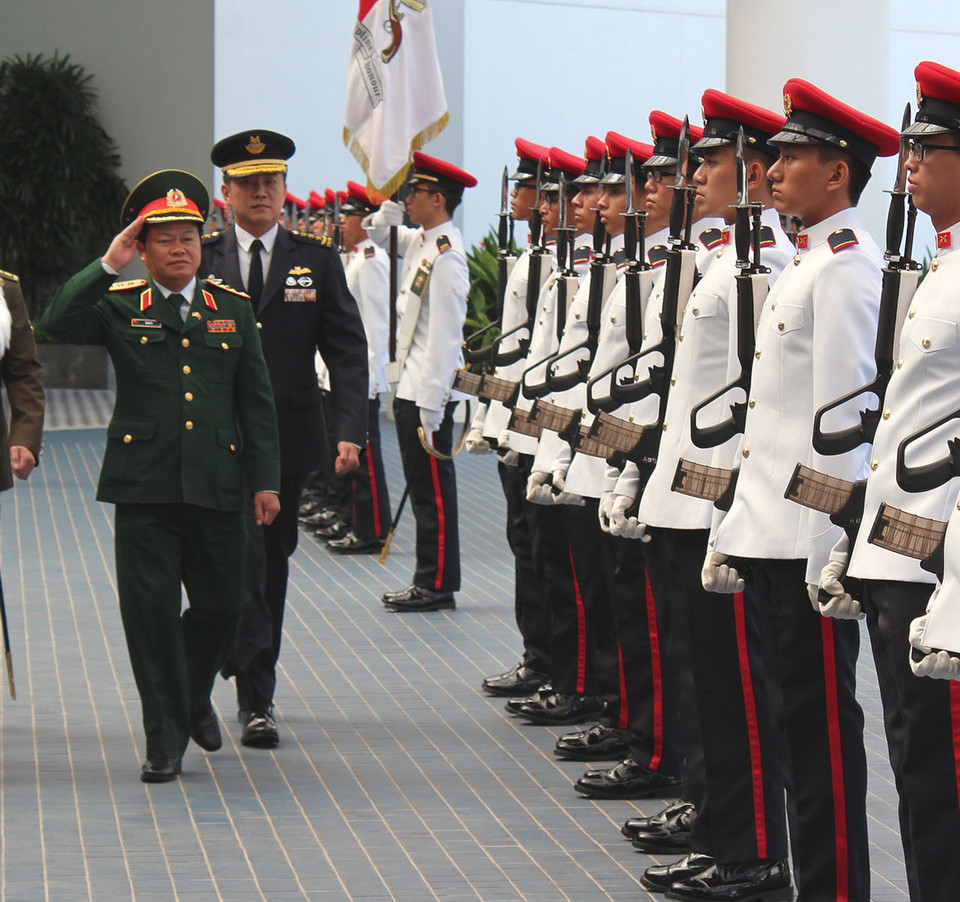 Thượng tướng Đỗ Bá Tỵ, Tổng Tham mưu trưởng, Thứ trưởng Bộ Quốc phòng Việt Nam và Trung tướng Ng Chee Meng Tư lệnh lực lượng Quốc phòng Singapore duyệt đội danh dự tại Trụ sở Bộ Quốc phòng Singapore ngày 13/11/2014. (Ảnh: Lê Hải/TTXVN)