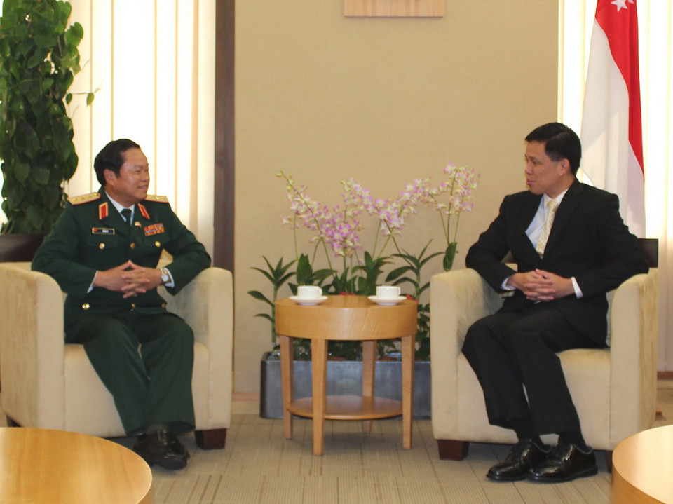Thượng tướng Đỗ Bá Tỵ gặp Bộ trưởng thứ hai Bộ Quốc phòng Singapore Chan Chun Sing ngày 13/11/2014. (Ảnh: Lê Hải/TTXVN)