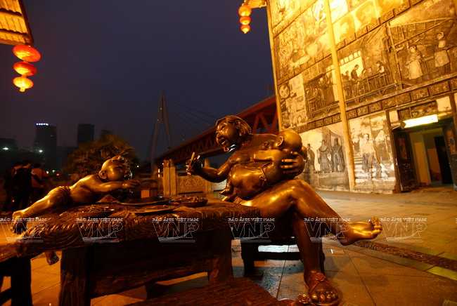 Một cụm điêu khắc gắn với hình ảnh đời thường gần gũi, dung dị của người dân Trùng Khánh được đặt trong quần thể kiến trúc của khu Hồng Nhai Động. 