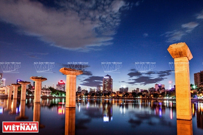 Hồ Hoàng Cầu nơi có công trình xây dựng dự án đường sắt trên cao. (Ảnh: Công Đạt/Báo Ảnh Việt Nam)