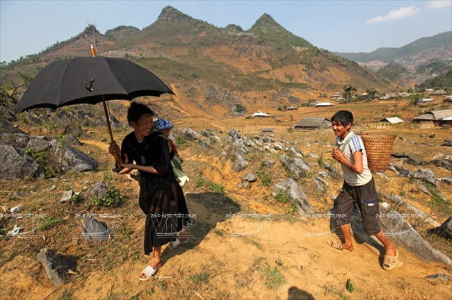 Đồng bào dân tộc Mông cần cù chịu khó, sinh sống hài hòa với thiên nhiên trên cao nguyên đá. (Nguồn: Báo ảnh Việt Nam)